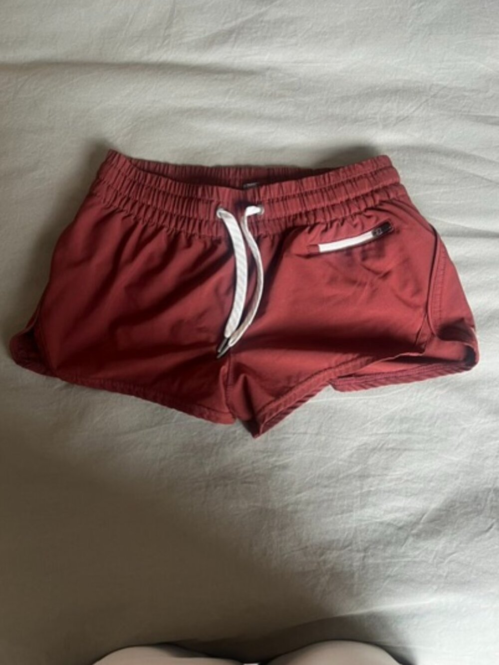 Vuori Clementine 2.5" Performance Shorts — Brick | XS